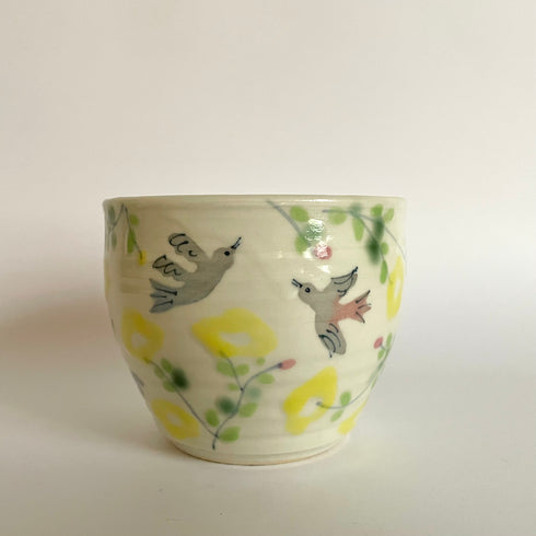 鳥と黄色い花カップ