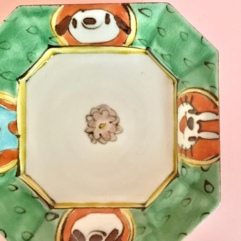 隅切銘々皿鉄絵丸紋アニマル(背景レッド)