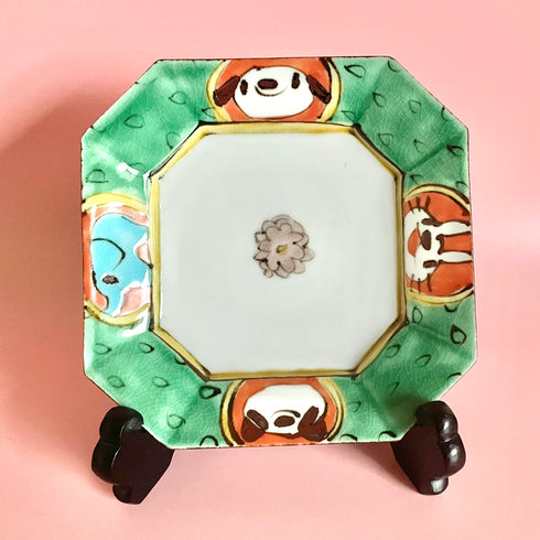 隅切銘々皿鉄絵丸紋アニマル(背景レッド)