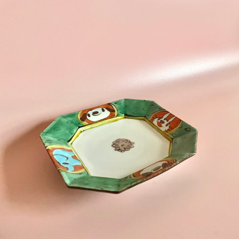 隅切銘々皿鉄絵丸紋アニマル(背景レッド)