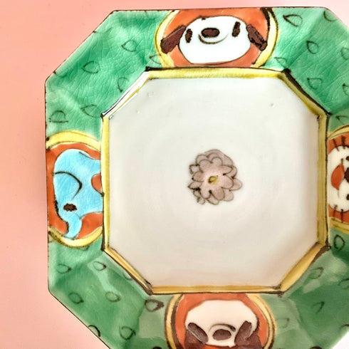 隅切銘々皿鉄絵丸紋アニマル(背景レッド)