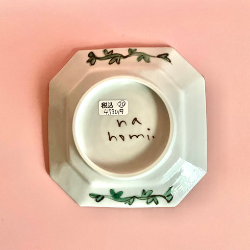 隅切銘々皿鉄絵丸紋アニマル(背景レッド)