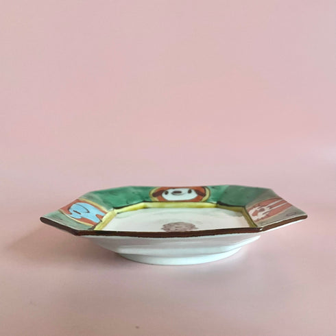 隅切銘々皿鉄絵丸紋アニマル(背景レッド)