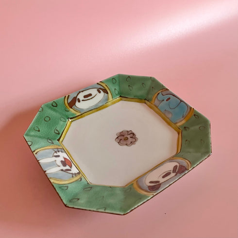 隅切銘々皿鉄絵丸紋アニマル(背景水色)